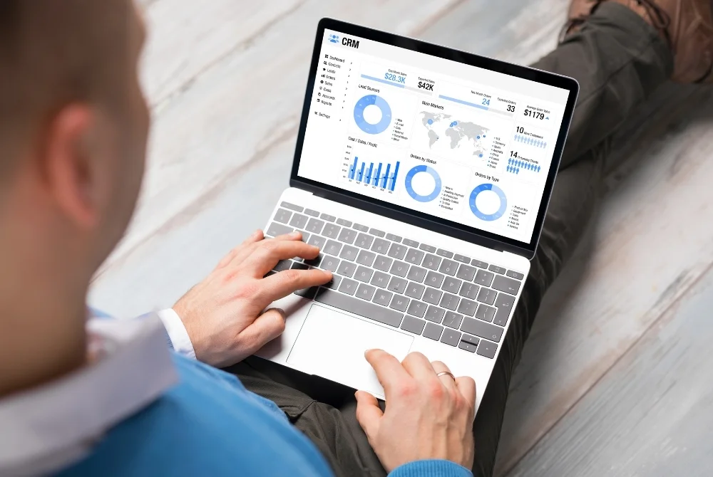 User analyzing sales performance dashboard inside Salesenzine all-in-one CRM system